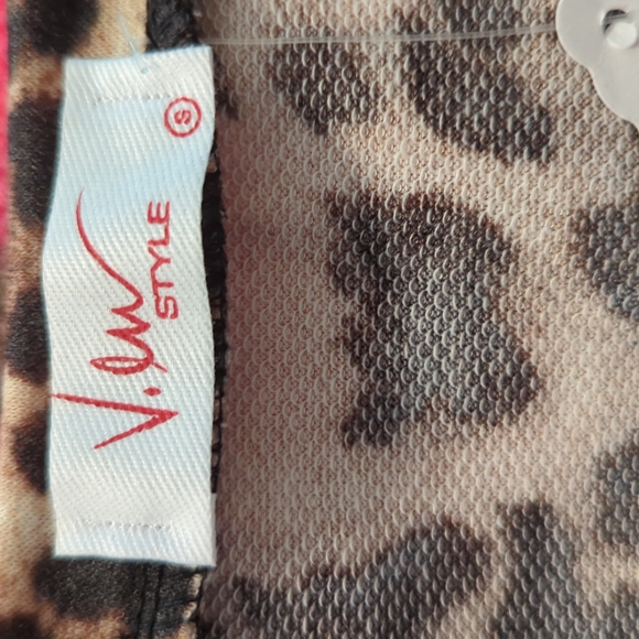 Cute V. En Style top. Leopard print, sequins and Pink with slight ruffle sleeve - Picture 6 of 7